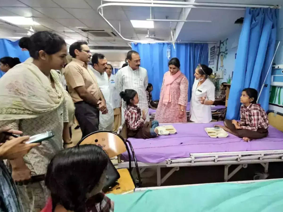 MCD स्कूल में बच्चों के बीमार होने पर राजनीति तेज