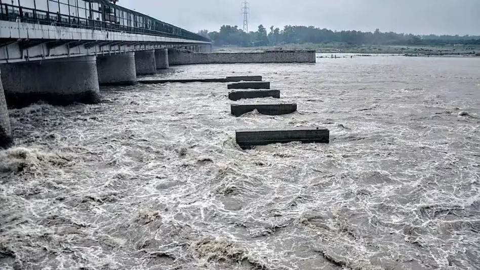 खतरे के निशान से ऊपर बह रही यमुना , निचले इलाकों के लिए अलर्ट जारी