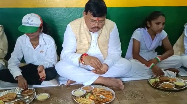 Independence Day 2023: मंत्री प्रद्युम्न सिंह तोमर ने सरकारी स्कूल में बच्चों के साथ बैठकर खाया खाना, बोले- बच्चों को मिल रही उच्च स्तरीय शिक्षा