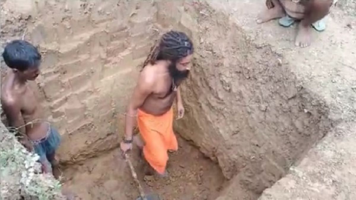 मठ की जमीन बिक्री होने से गुस्से में साधु, खोद रहा अपनी कब्र, अधिकारियों को चेतावनी- नहीं हुई कार्रवाई तो लेंगे समाधि