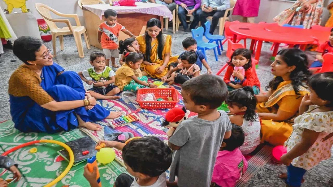 Delhi News: आतिशी ने किया आंगनबाड़ी केंद्रों का औचक निरीक्षण