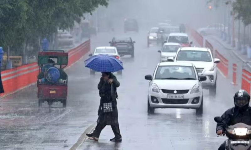दिल्ली के कई इलाकों में हुई तेज बारिश, आज भी संभावना