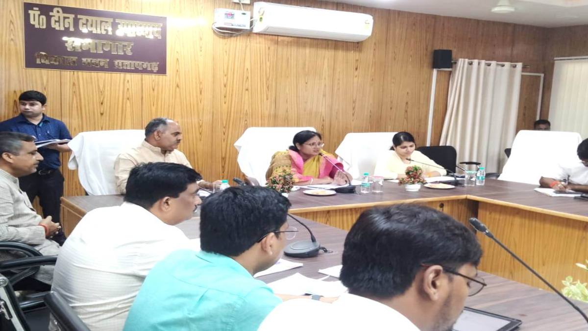 Pratapgarh News: राज्यमंत्री ने की कानून व्यवस्था की समीक्षा, अधिकारियों को दिए कई दिशा निर्देश