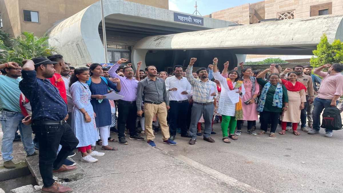 शिक्षक भर्ती में धांधली ! प्रदेश भर के अभ्यर्थियों का प्रदर्शन, बीएड वालों को काउंसलिंग से बाहर करने का आरोप, कोर्ट के स्टे के बावजूद काउंसलिंग शुरू