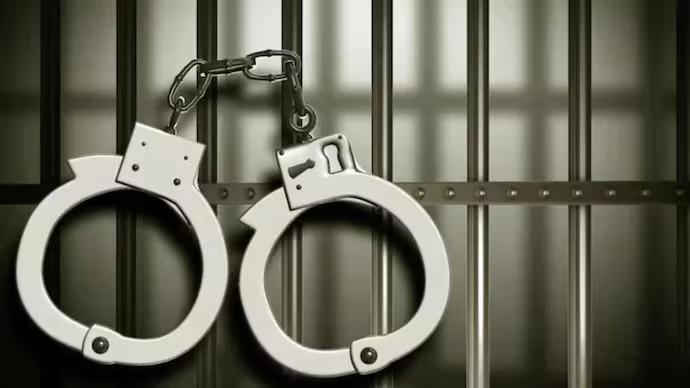 Delhi Crime News: युवती ने दोस्तों के साथ युवक को लूटा, केस दर्ज