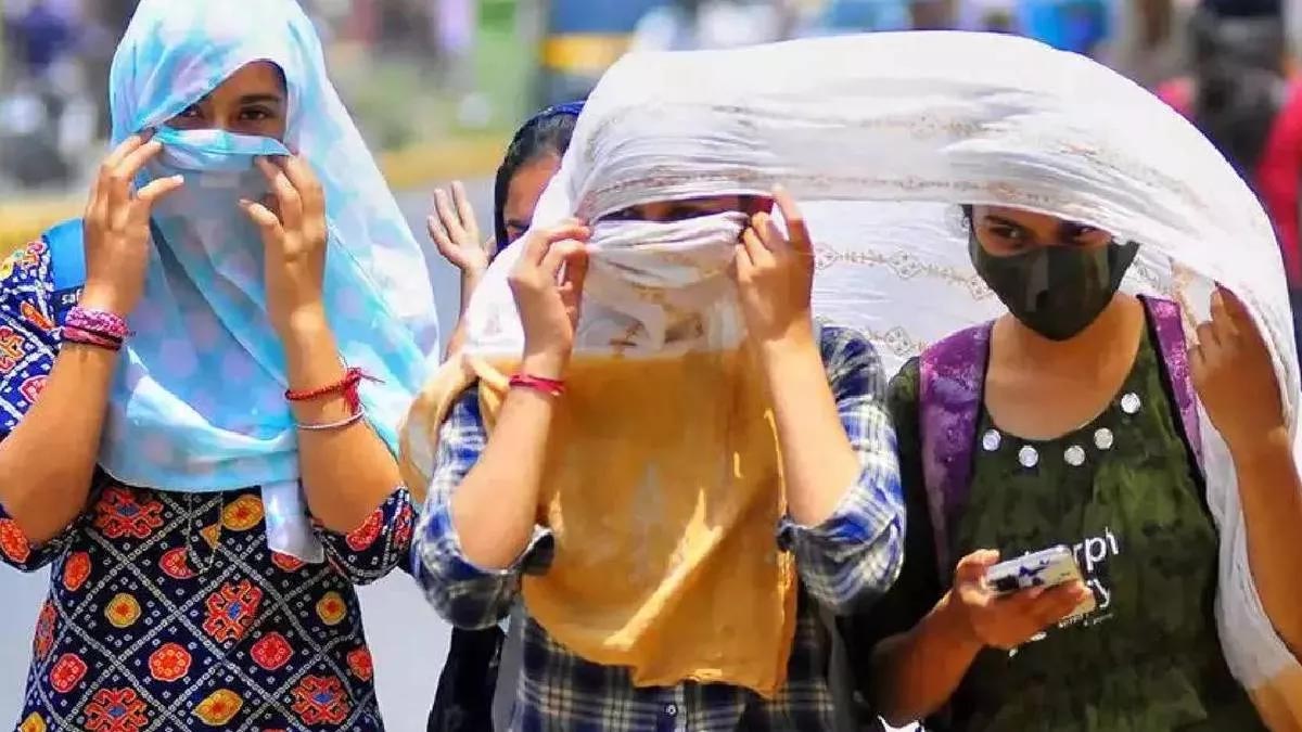Delhi News: राजधानी में कई दिन तक उमस भरी गर्मी के आसार