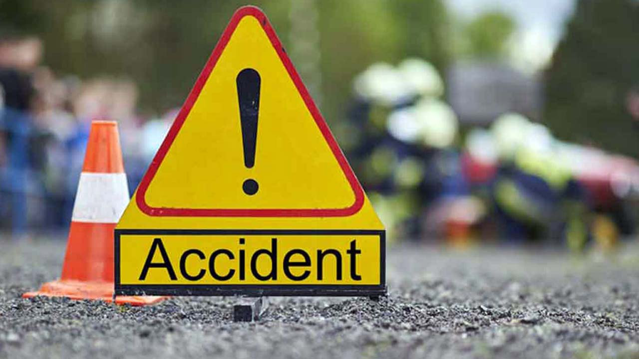 Delhi News: सड़क हादसे में बेटे की मौत, मां गंभीर