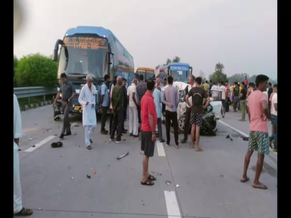 यमुना एक्सप्रेसवे पर बस से उतरे यात्री को वाहन ने रौंदा