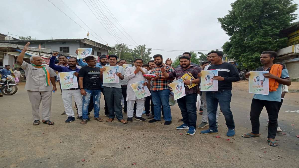 RAHUL की वापसी पर जश्नः राहुल गांधी को सुप्रीम कोर्ट से राहत मिलने पर कांग्रेस में खुशी की लहर, जगह-जगह आतिशबाजी कर बांटी मिठाई, बोले- यह सत्य की जीत है