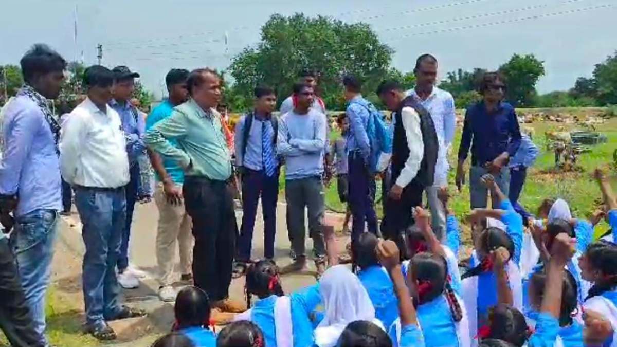 CG में गर्त में शिक्षा व्यवस्था ! बच्चों के सपनों के साथ खेल रहा शिक्षा विभाग, न टीचर और न ही कोई व्यवस्था, हल न होने पर दोबारा आंदोलन की चेतावनी, ये है सुनहरे कल की काली हकीकत ?