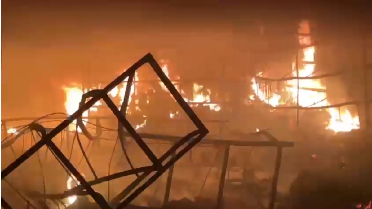 CG NEWS : दुकान में लगी भीषण आग, बड़ी मशक्कत के बाद आग पर पाया गया काबू, लाखों का सामान जलकर खाक