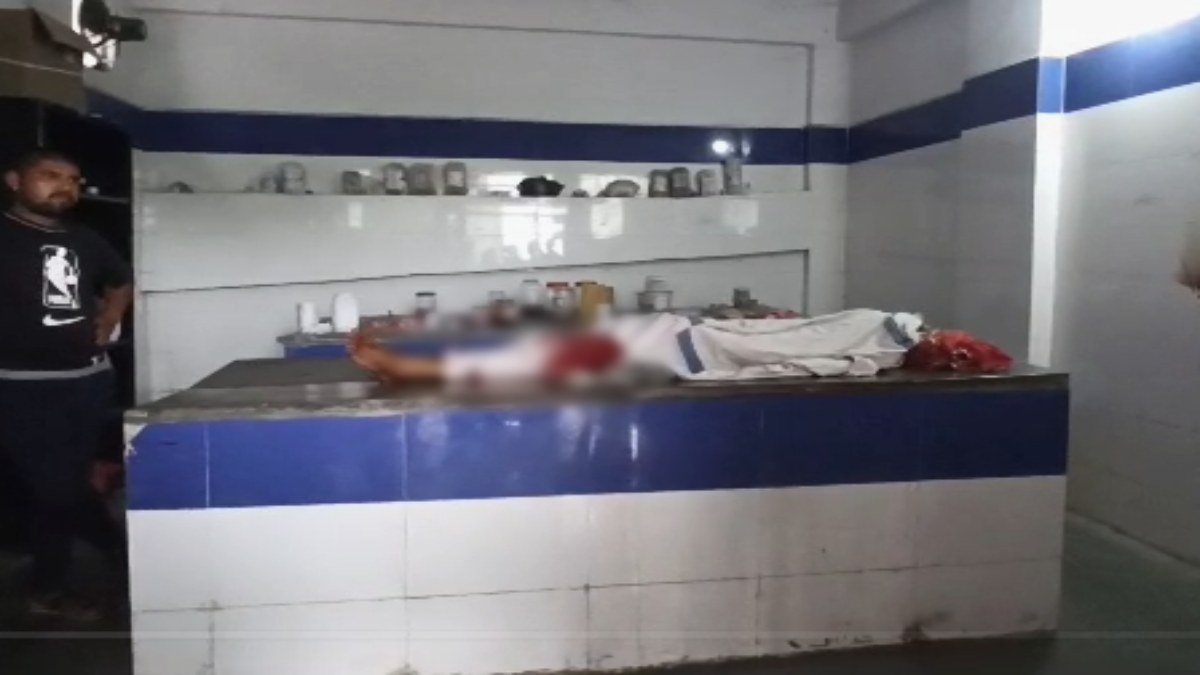 पुराने विवाद में युवक की हत्या: दिनदहाड़े बहन के सामने चाकू मारकर उतारा मौत के घाट, फैली सनसनी 
