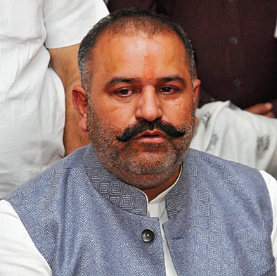 AAP सांसद सुशील रिंकू ने किया संसद भवन के बाहर अनोखे ढंग से प्रदर्शन