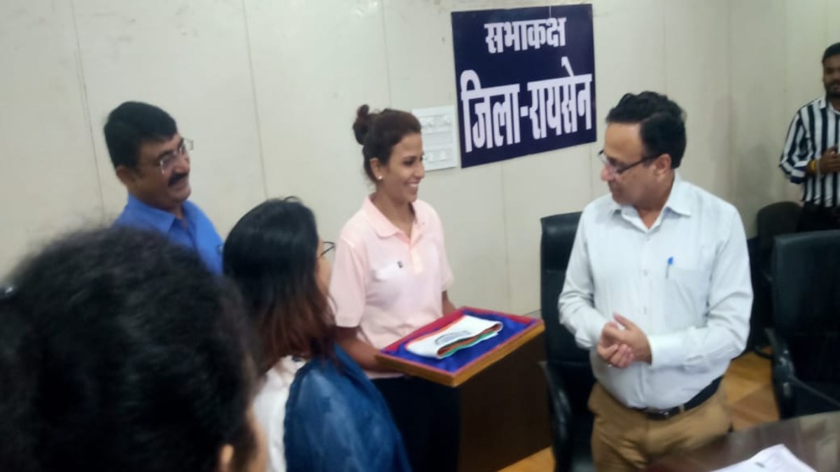 MP की बिटिया यूरोप की सबसे ऊंची चोटी पर 15 अगस्त को फहराएगी तिरंगा, कलेक्टर ने अंजना यादव को राष्ट्रध्वज सौंपकर किया रवाना 