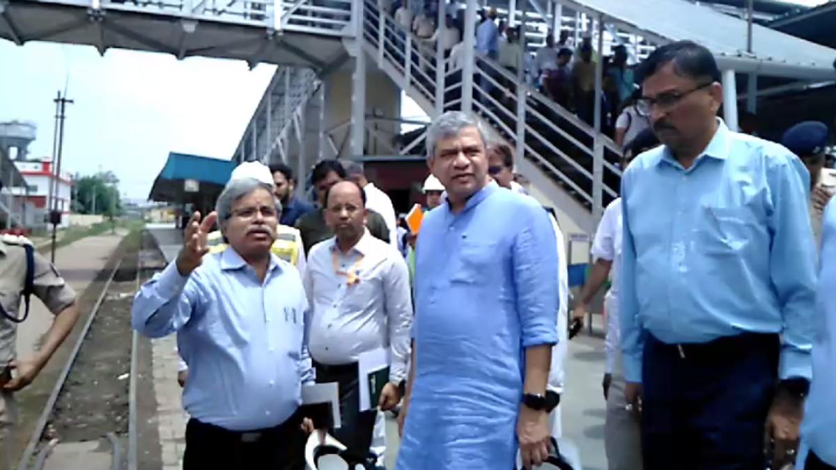 केंद्रीय रेल मंत्री ने ग्वालियर रेलवे स्टेशन का किया निरीक्षण: रिडेवलपमेंट प्रोजेक्ट की समीक्षा की, अधिकारियों को दिए ये निर्देश