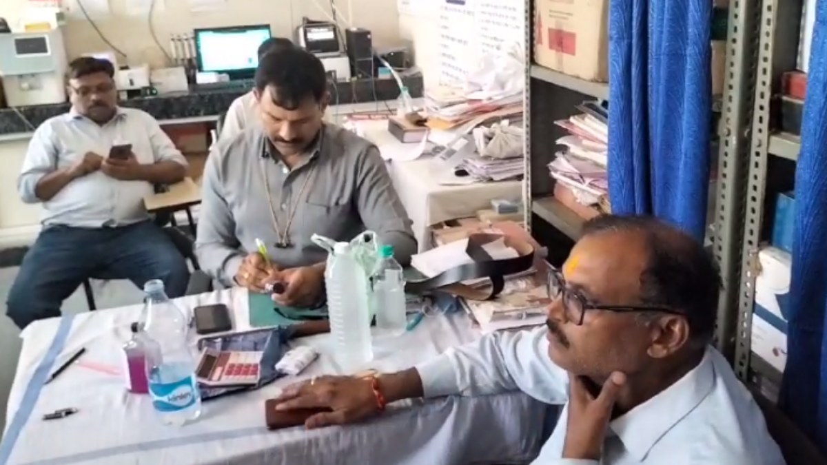 लैब असिस्टेंट के माध्यम से CMHO ले रहा था रिश्वत: लोकायुक्त ने किया ट्रैप, डॉक्टर से मांगी थी डेढ़ लाख की घूस     