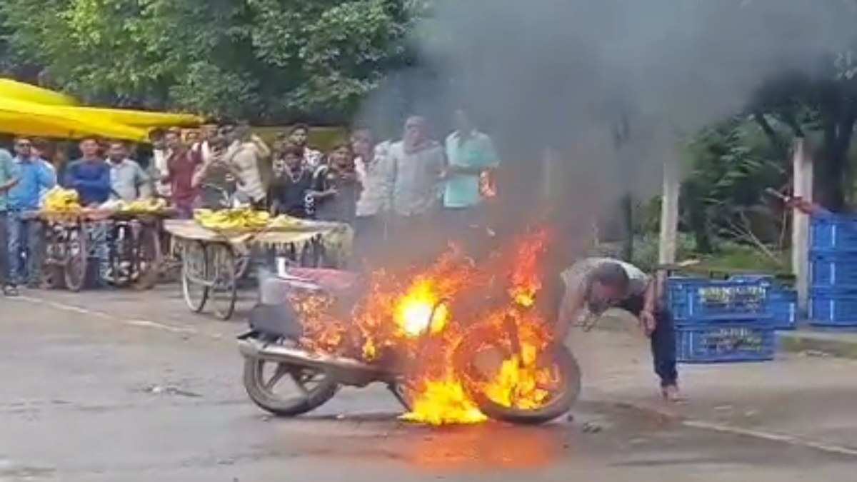 सिरफिरे ने जलती बाइक से जलाई बीड़ी VIDEO: बीच सड़क आग का गोला बनी बाइक, युवक ने कूदकर बचाई अपनी जान
