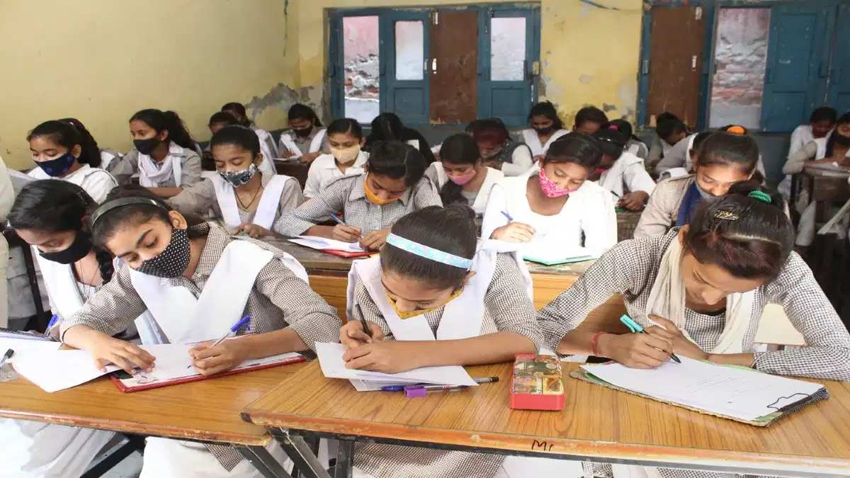 Rajasthan News: राजस्थान में 3 महीने बाद होनी हैं बोर्ड की परीक्षाएं, शिक्षकों की कमी के कारण ऑनलाइन हो रही पढ़ाई