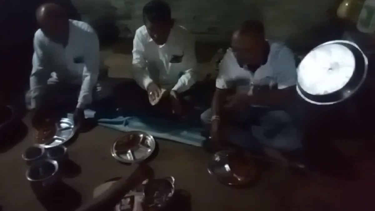 सरकारी स्कूल में शिक्षकों की दारू-मुर्गा पार्टी: समय से पहले कर दी स्कूल की छुट्टी, VIDEO वायरल, कलेक्टर ने दिए जांच के आदेश