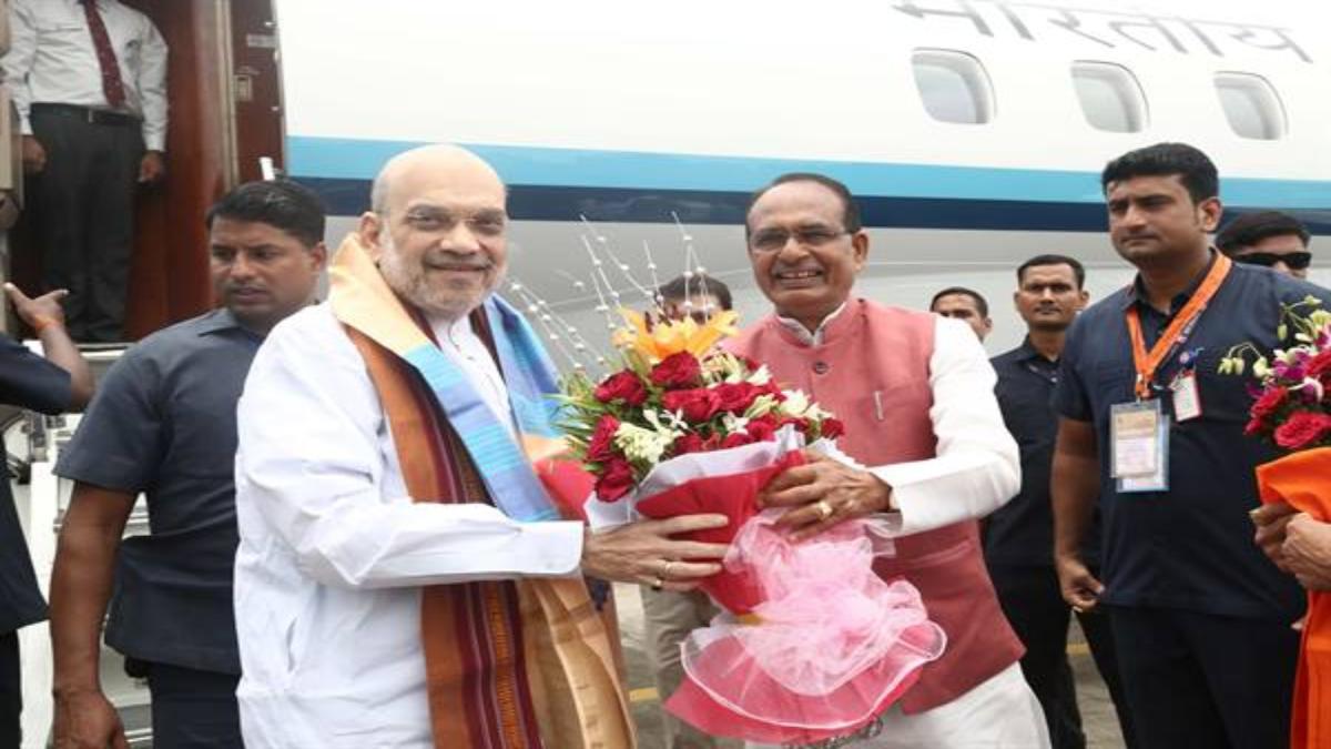 भोपाल पहुंचे केंद्रीय गृहमंत्री: सीएम शिवराज ने अमित शाह का किया स्वागत, सरकार का पेश करेंगे रिपोर्ट कार्ड, ग्वालियर में कार्य समिति की बैठक में होंगे शामिल