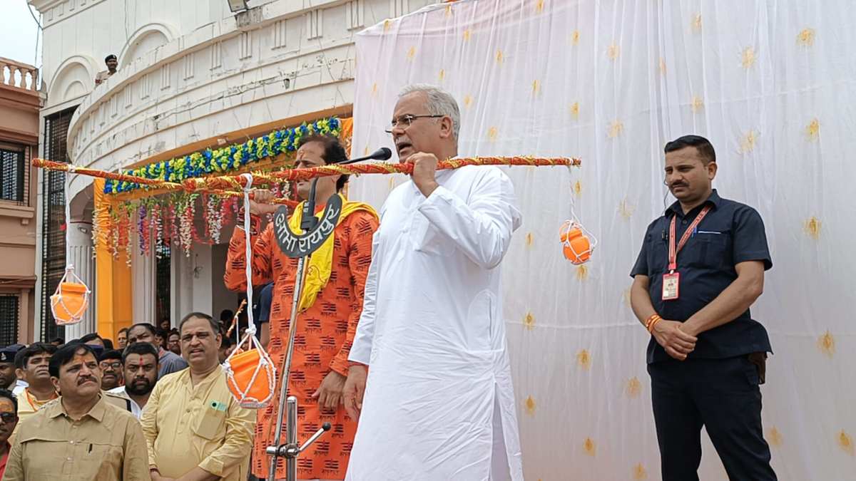 CM Baghel in Kanwar Yatra: कांधे पर कांवड़ लेकर चले मुख्यमंत्री भूपेश, दीपक बैज, विकास उपाध्याय समेत बड़ी संख्या में शामिल हुए लोग