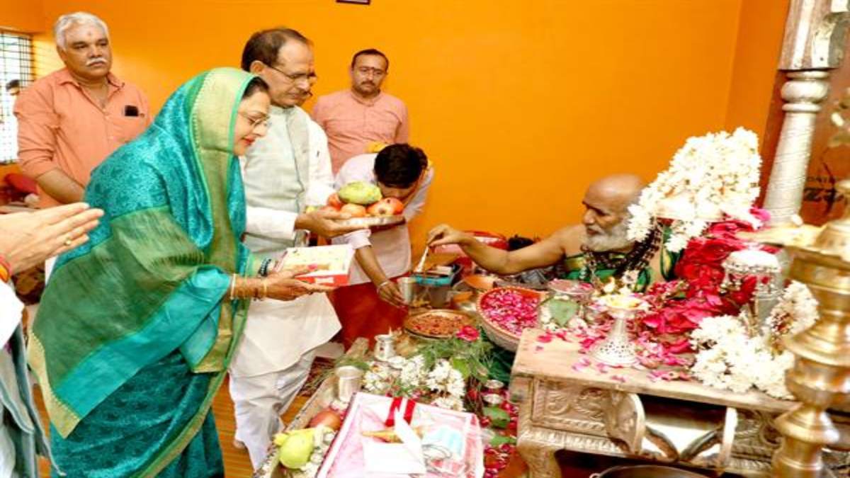 नर्मदापुरम के चांदगढ़ कुटी धाम पहुंचे CM शिवराज: पत्नी साधना संग किए दर्शन, कहा- 25 लाख की लागत से बनाया जाएगा मंगल भवन, लाड़ली बहनों ने बांधी राखी