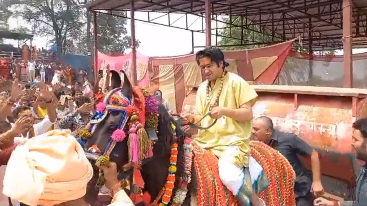 बागेश्वर धाम सरकार का अनोखा अंदाज: घुड़सवारी करते नजर आए पं. धीरेंद्र शास्त्री, वीडियो वायरल
