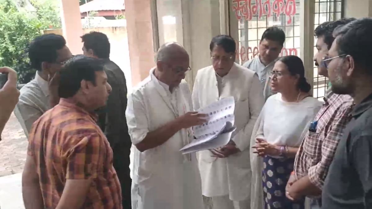 कमलनाथ के निर्देश के बाद अलर्ट: अचानक पोलिंग बूथ पहुंचे दिग्विजय सिंह, वोटर लिस्ट में खुद चेक किया अपना नाम, बीएलओ से की चर्चा