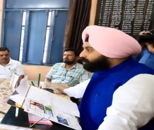 पंजाब के शिक्षा मंत्री हरजोत सिंह बैंस ने सरकारी स्कूल में मारी अचानक रेड, प्रिंसिपल को किया सस्पेंड