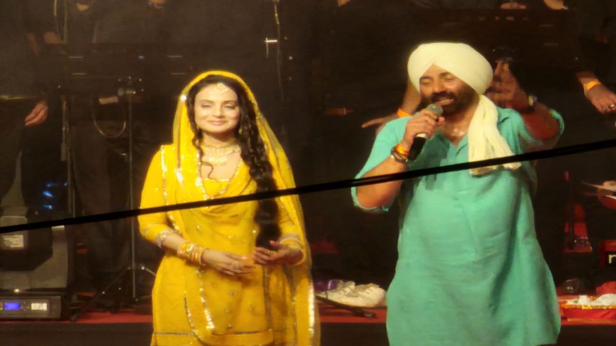 ‘गदर-2’ के प्रमोशन के लिए गाजियाबाद पहुंचे सनी देओल, अमीषा पटेल संग किया जमकर डांस