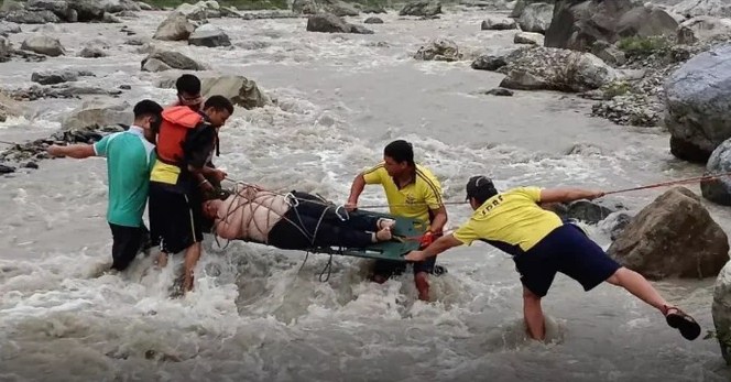 दोस्त के साथ पिकनिक पर गई युवती, सेल्फी लेते समय पानी के तेज़ बहाव में बही, हुई मौत