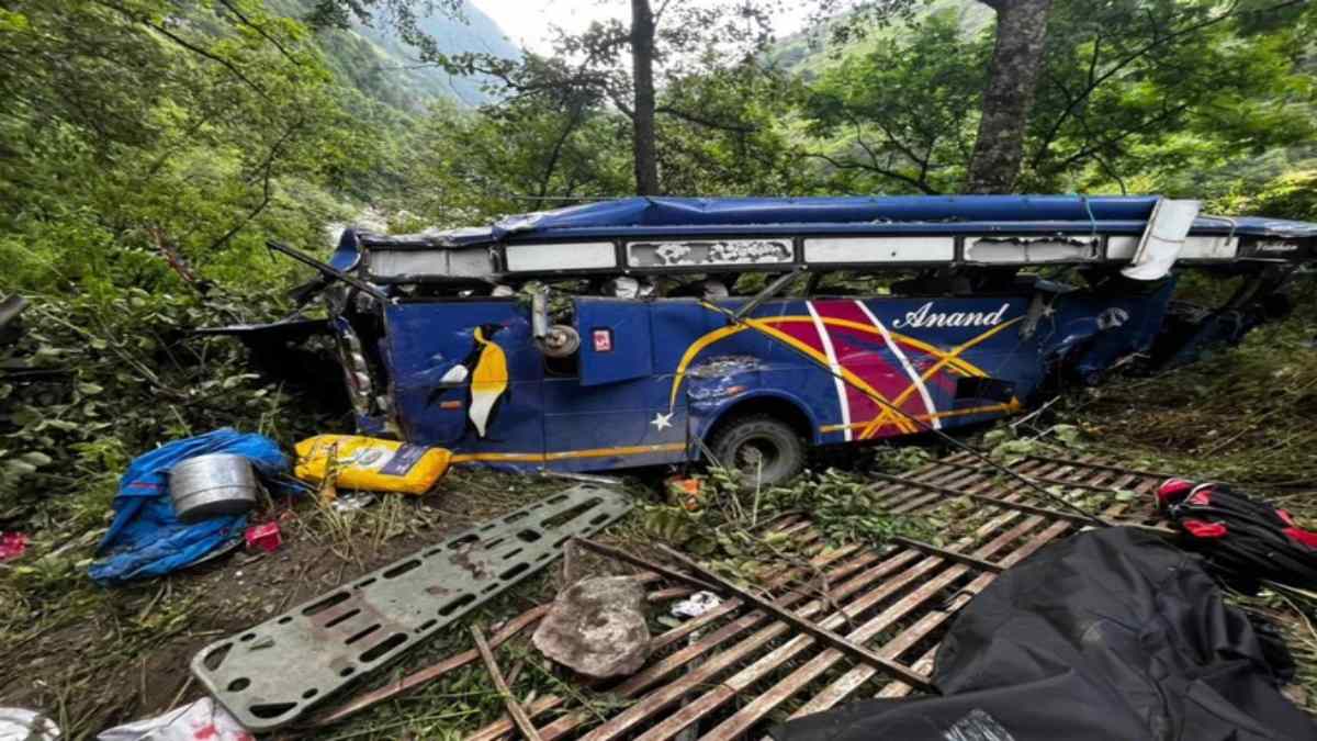 Road Accident: खाई में गिरी श्रद्धालुओं से भरी बस, 7 की मौत, कई घायल