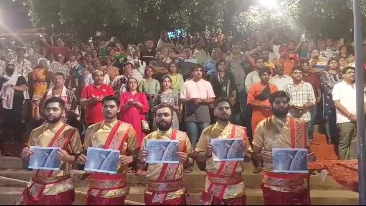 चंद्रयान 3 की सफल लैंडिंग पर काशी में उत्साह; मां गंगा की गई विशेष आरती, किया गया दीप दान
