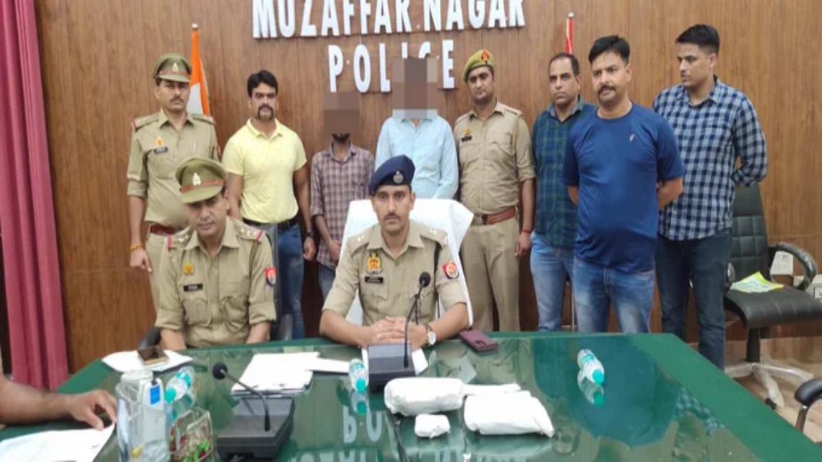 नकली सीमेंट बनाने वाली फैक्ट्री का पर्दाफाश, पुलिस ने हिस्ट्रीशीटर समेत 3 आरोपियों को किया गिरफ्तार
