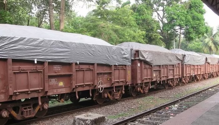 Rajasthan News: मालगाड़ी खड़ी कर गया लोको पायलट, दो दिन तक बंद रहा फाटक