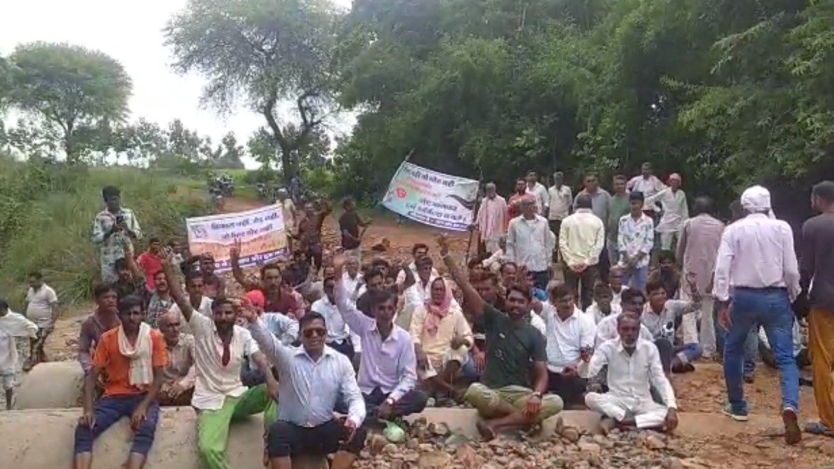रोड नहीं तो वोट नहीं: सड़क निर्माण की मांग को लेकर ग्रामीणों ने किया प्रदर्शन, कहा- 20 साल से कर रहे इंतजार  