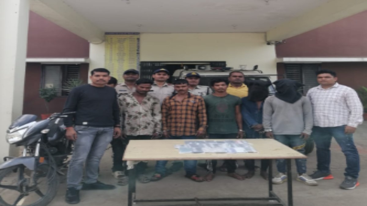 CRIME NEWS: नशा और महंगे शौक को पूरा करने के लिए करते थे चोरी, 5 आरोपी गिरफ्तार, 17 मोबाइल बरामद