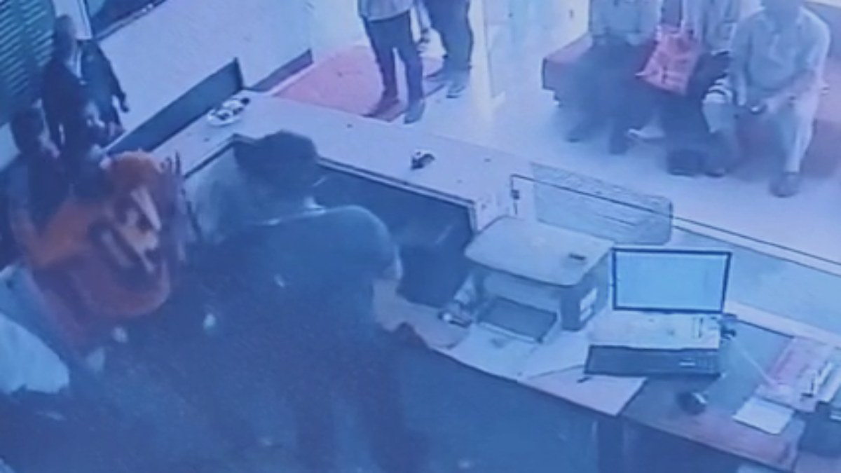इंदौर: युवक ने हॉस्पिटल में कर्मचारी को चप्पल से पीटा, घटना CCTV कैमरे में कैद, केस दर्ज  
