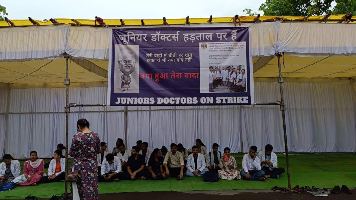 छत्तीसगढ़ में जूनियर डॉक्टर्स अपनी मांग को लेकर हड़ताल पर, ओपीडी सेवाएं बाधित