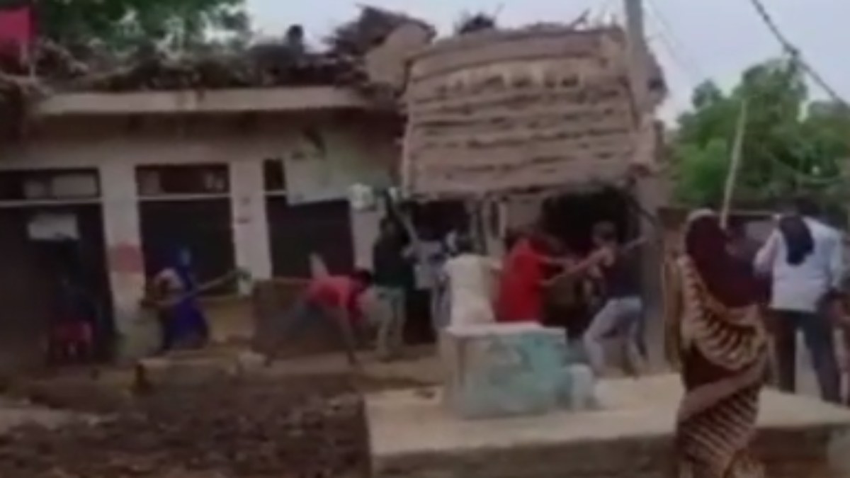 MP: जमीन विवाद में भिड़े दो पक्ष, जमकर चले डंडे और पत्थर, VIDEO वायरल   