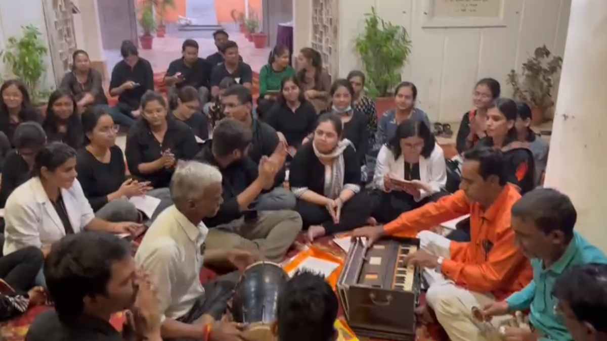 हड़ताल पर एमपी के जूनियर डॉक्टर्स: स्वास्थ्य सेवाएं प्रभावित, अपनी मांगों को लेकर किया सुंदरकांड पाठ, रीवा में छुट्टी पर लगी रोक
