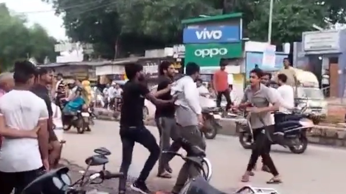 बीच सड़क युवक की लात-घूसों और बेल्ट से पिटाई: VIDEO वायरल, अज्ञात के खिलाफ थाने में शिकायत
