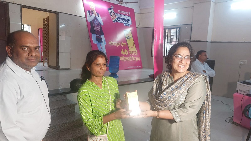 Rajasthan News: इंदिरा गांधी स्मार्ट फोन योजना का दिखा क्रेज, जिलों में अब तक 3 हजार से ज्यादा लाभार्थियों को मिली सौगात