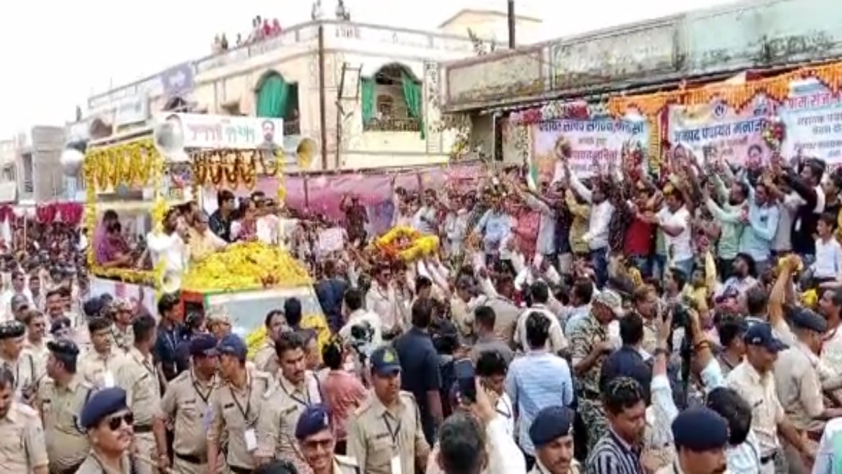 CM के रोड शो के दौरान बड़ा हादसा VIDEO: स्वागत के लिए खड़े लोगों का मंच टूटा, आधा दर्जन लोग घायल