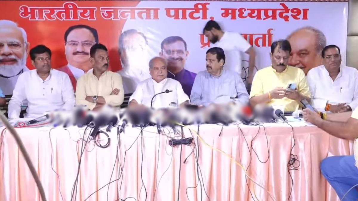 केंद्रीय मंत्री नरेंद्र तोमर ने कांग्रेस पर बोला हमला: डर्टी पॉलिटिक्स का लगाया आरोप, परिवारवाद का समझाया अर्थ