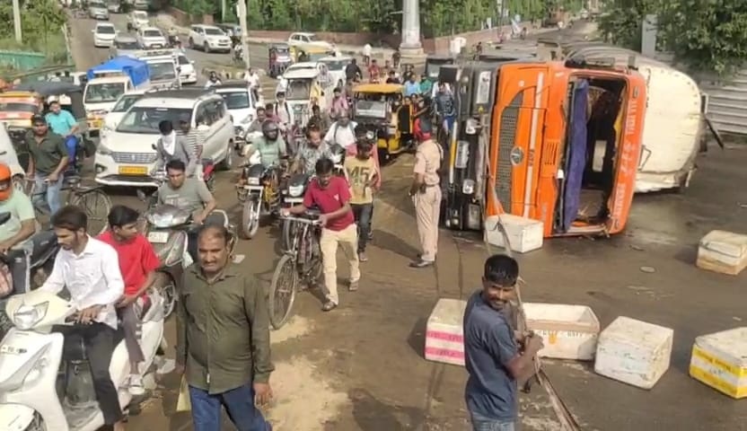 लुधियाना में सड़क पर पलटा तेल टैंकर