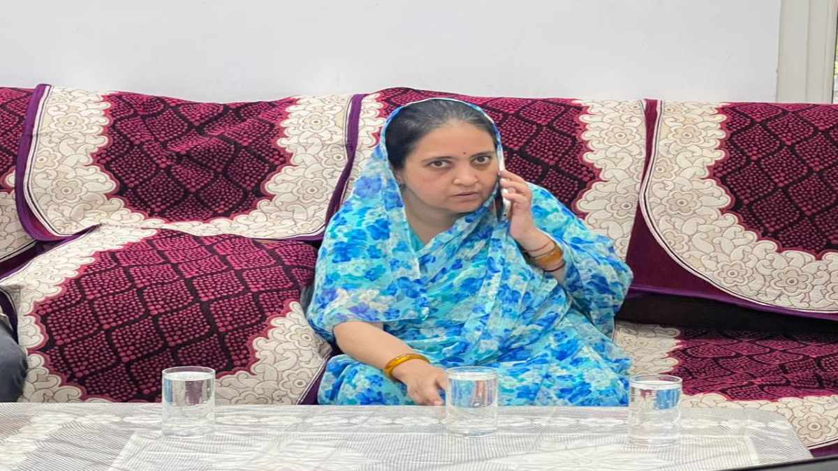 पद्मा सिंह ने ठोंकी खैरागढ़ से ताल: देवव्रत सिंह की पहली पत्नी ने कांग्रेस से टिकट के लिए दिया आवेदन, रमन सरकार में कोमल जंघेल से मिली थी हार