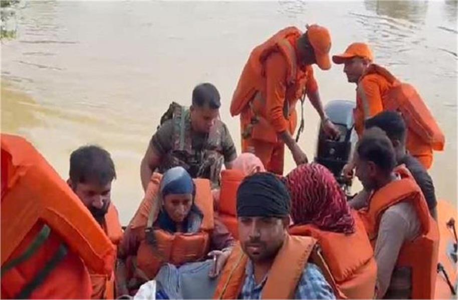 Punjab Flood: ब्यास नदी के मंड इलाके में फंसे लोगों को निकालने का काम सुबह से ही युद्धस्तर पर जारी