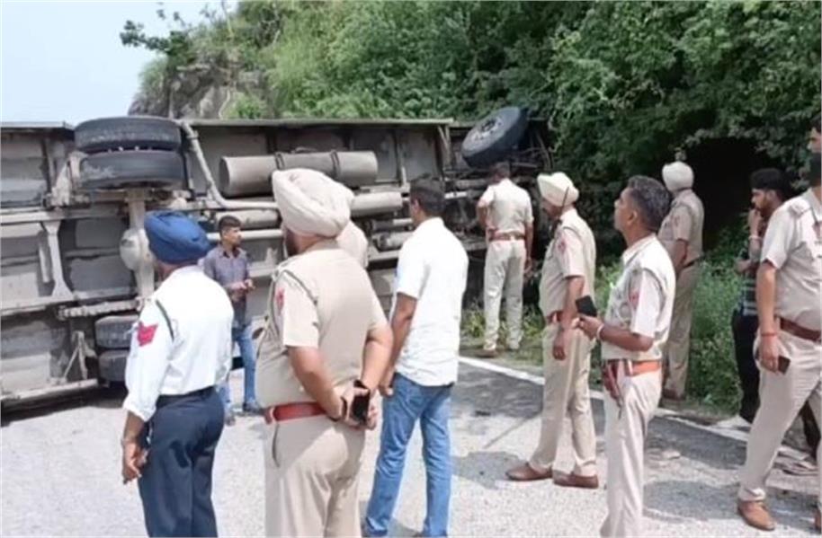 धर्मशाला से होशियारपुर आ रही पंजाब रोडवेज की यात्रियों से भरी बस पलटी, 4-5 यात्रियों सहित ड्राइवर गंभीर घायल