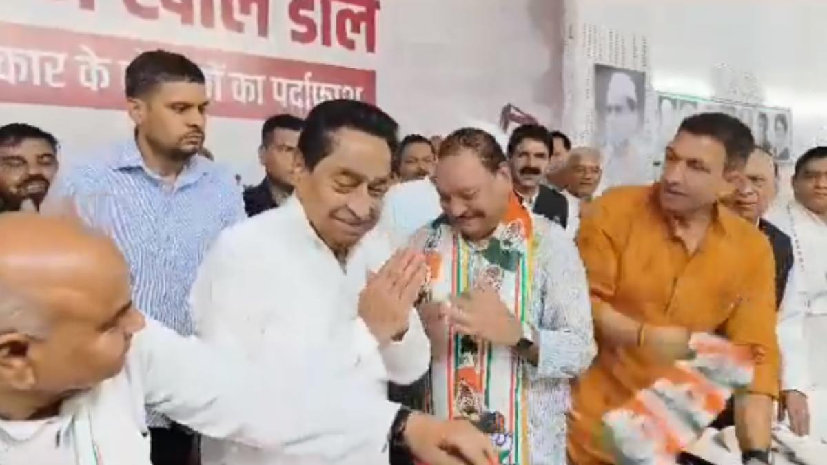 MP चुनाव से पहले बीजेपी को फिर झटका: सिंधिया समर्थक ने थामा कांग्रेस का हाथ, सैकड़ों कार्यकर्ताओं के साथ ली सदस्यता